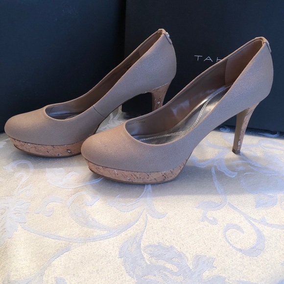 Tahari Sophia heels. 8.5M. Excellent condition. - Picture 2 of 10
